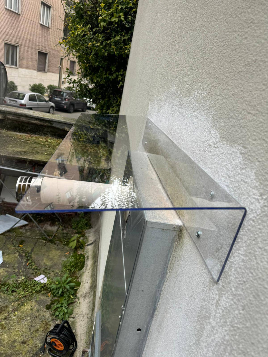 Pensilina su Misura in Policarbonato: Una Soluzione Elegante e Funzionale