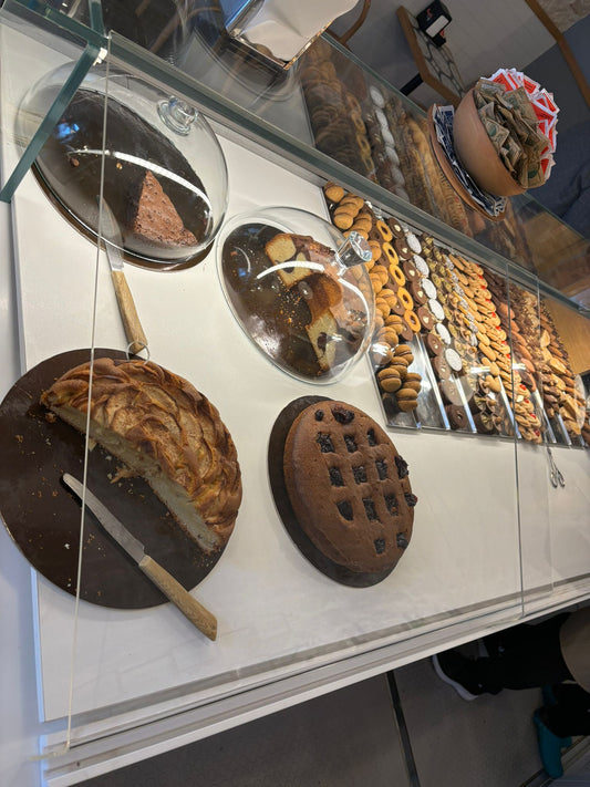 Sportelli in Plexiglass su Misura: La Soluzione Perfetta per il Banco Dolci di un Pasticciere