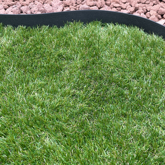 Prato in erba sintetica di alta qualità per giardini, terrazzi e spazi esterni – effetto realistico e drenante
