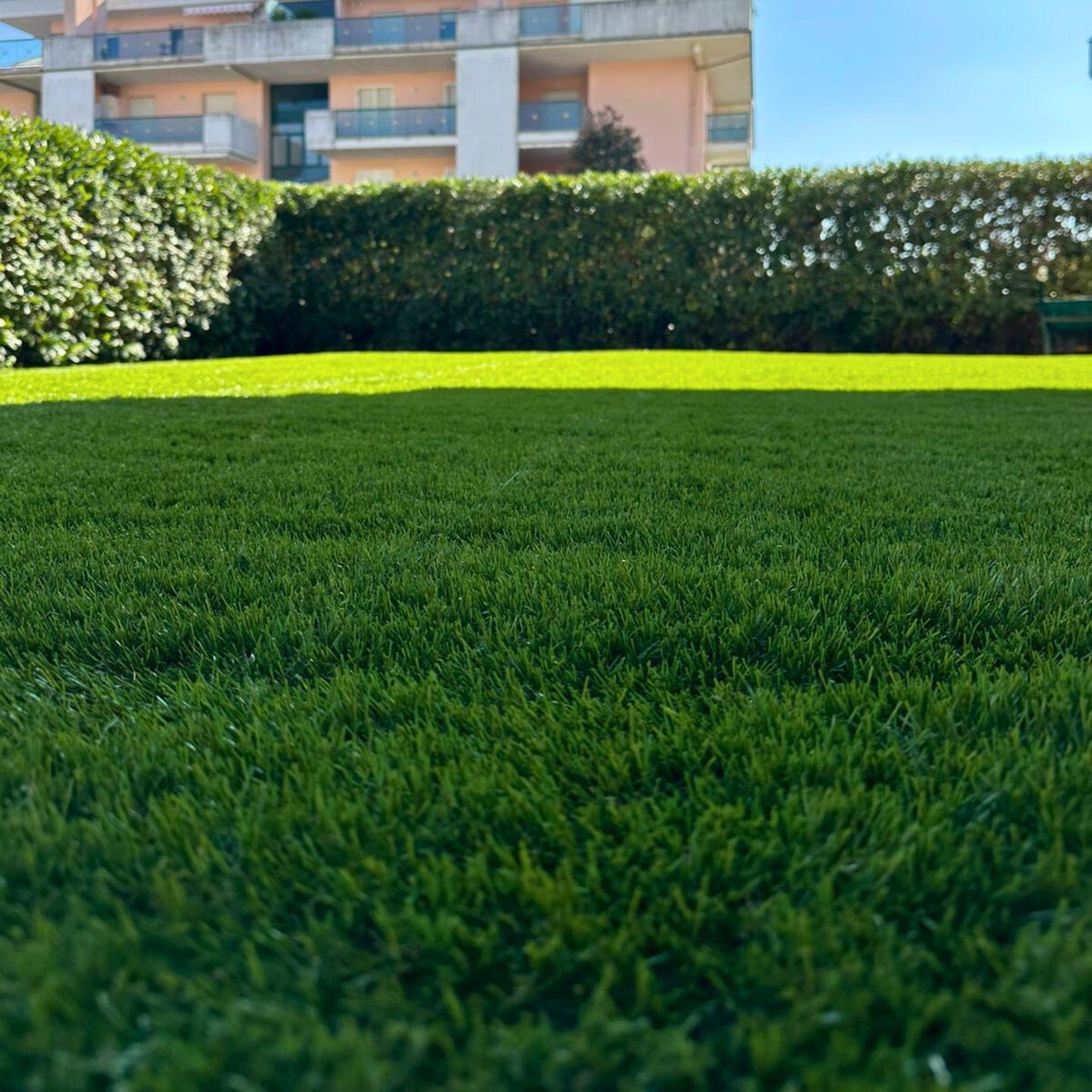 Prato sintetico di alta qualità, effetto naturale, ideale per giardini e terrazzi. Resistenze e facile da installare