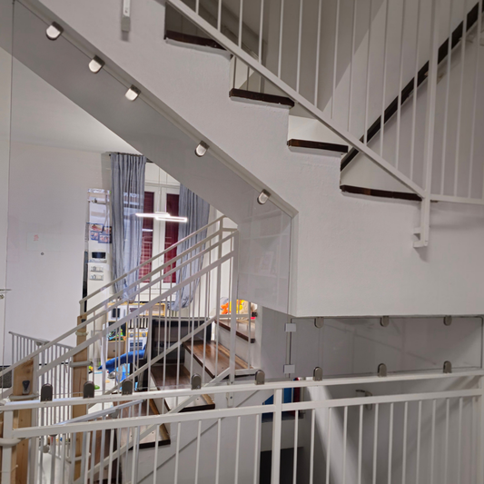 Parapetto per scale in policarbonato infrangibile tagliato su misura: il progetto di Gaspare