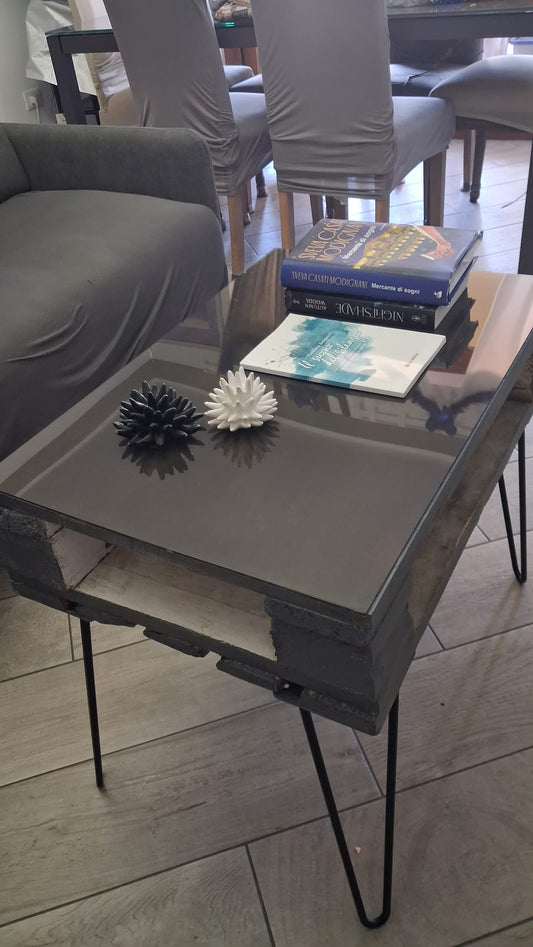 Tavolino realizzato da un pallet con piano in policarbonato fumé da 3 mm