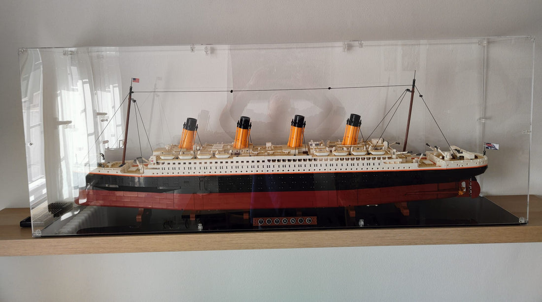 Teca in plexiglass su misura per il LEGO Titanic: il capolavoro di Simone protetto come in un museo