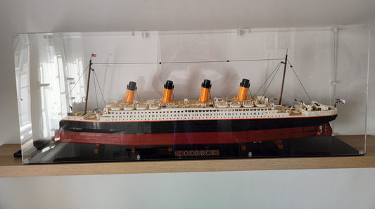 Teca in plexiglass su misura per il LEGO Titanic: il capolavoro di Simone protetto come in un museo