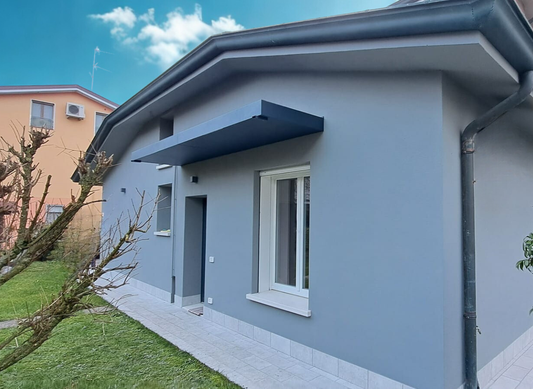 Pensilina di design con LED integrato a Novi di Modena: installazione su abitazione privata