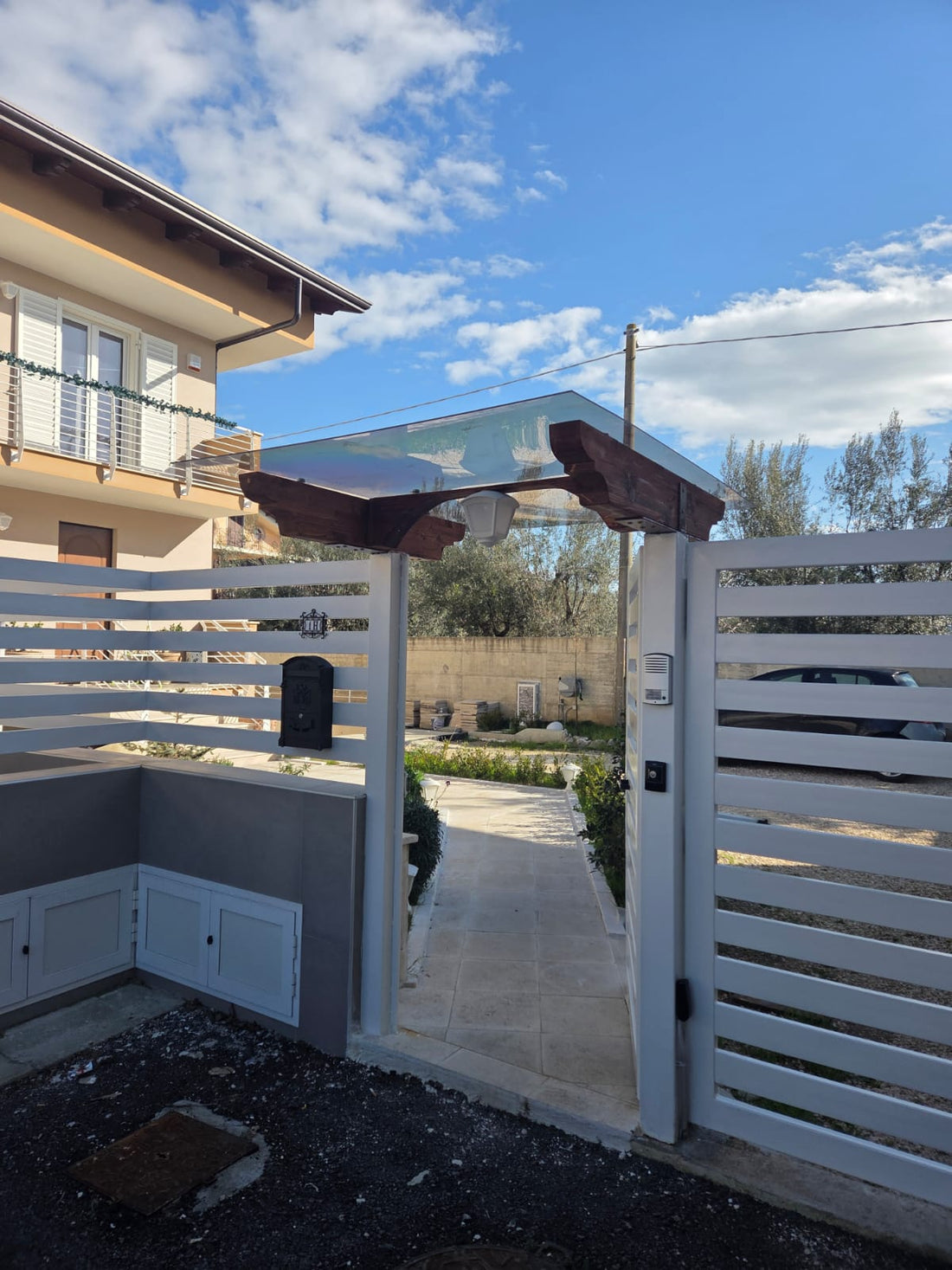 Tettoia in policarbonato fumé per cancelletto d’ingresso: il progetto di Angelo a Vitulazio