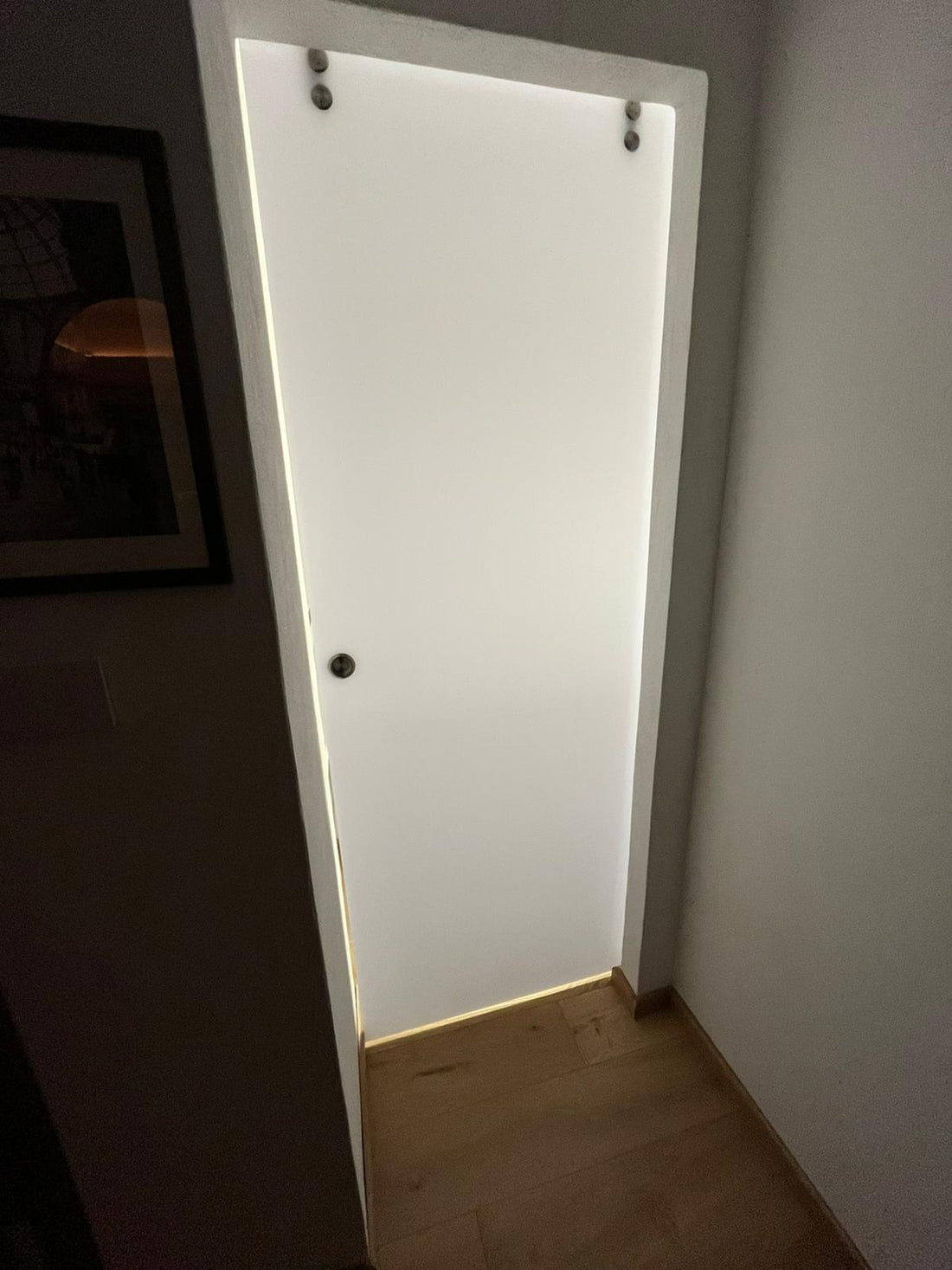 Porta scorrevole in policarbonato opale: il progetto di Nino