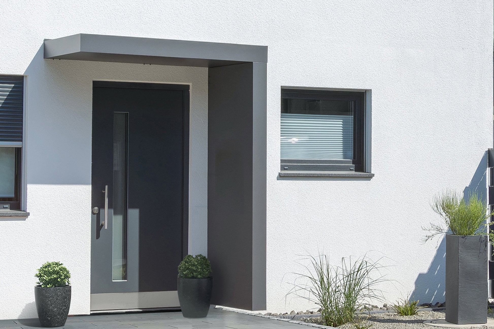 Pensilina Design minimale stile Bauhaus con paravento laterale
