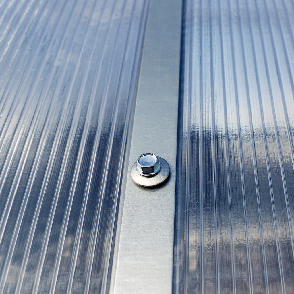 Dettaglio profilo di giunzione H in alluminio con vite centrale